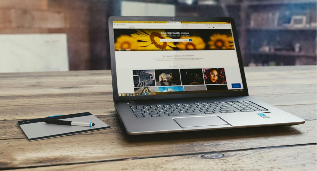 Laptop zeigt eine stabil laufende Website nach erfolgreicher Reparatur