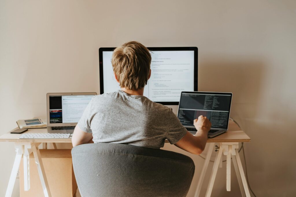 Unternehmer setzt nach der Meta Ads Schulung eigene Facebook- und Instagram-Kampagnen auf