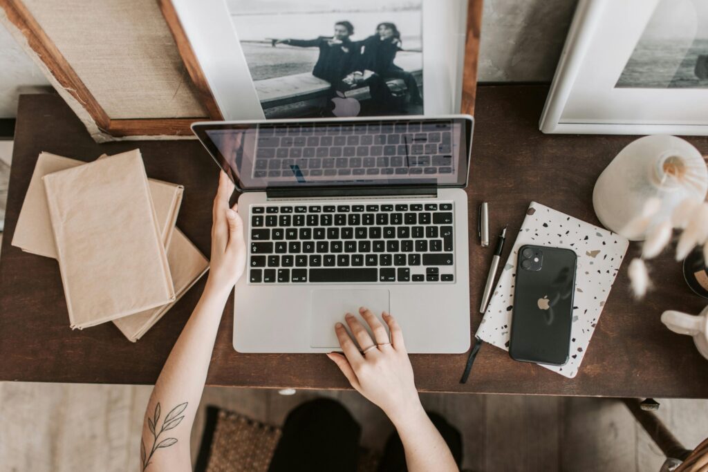 SEO-Analyse einer Website am Laptop für mehr Sichtbarkeit bei Google