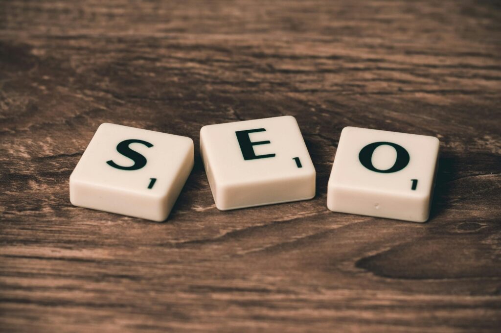SEO-Optimierung für bessere Google-Rankings, symbolisiert durch Holzsteine mit dem Schriftzug SEO