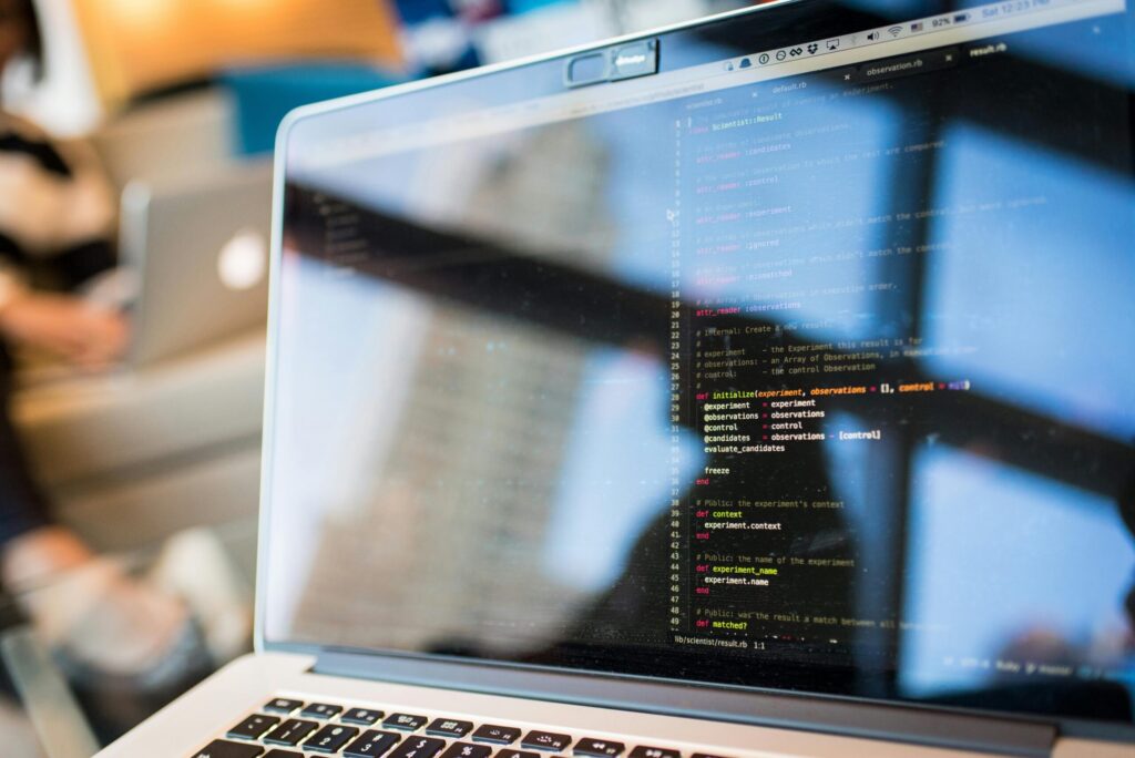 WordPress Unterstützung: Laptop mit Programmcode bei der Einrichtung einer Website
